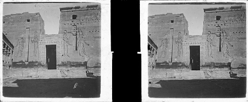 64 - Temple d'Isis à Philae. Portique de Nectanébo et première cour