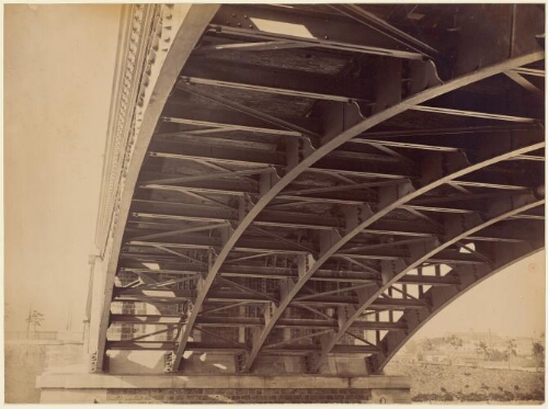 Pont de Grenelle : arche de pont métallique vue de dessous