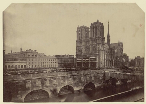 Grand enterrement à Notre-Dame de Paris
