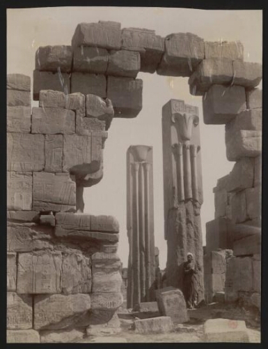231. Karnak - les deux pilliers [sic] avec la porte