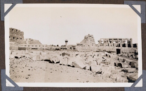 Karnak : Pylöne I. Grande cour. Pylône II. Salle hypostyle. Vue prise d'Est en Ouest