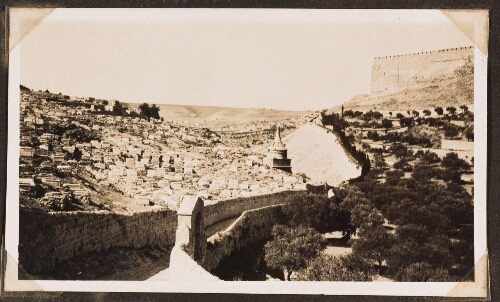 Jérusalem : Vallée du Cédron. Tombeaux, direction Nord-Sud