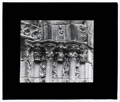 [Paris] : Musée de Cluny (jardin), portail de la chapelle de la Vierge. Saint-Germain-des-Prés - 1245-1255 (Pierre de [Monferrand]) (M.H. 83515)
