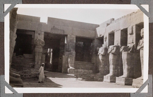 Karnak : Temple de Ramsès III vu de l'entrée
