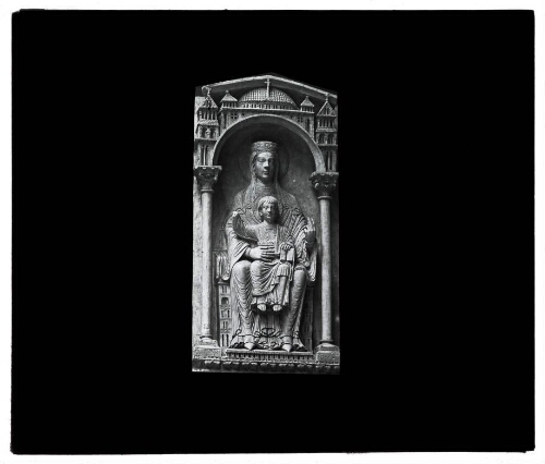 Paris - Notre-Dame, portail sud - Figure décorant le tympan de la porte de droite (41724 R.M.)