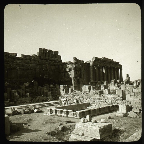 Baalbech. Piscine byzantine et temple de Bacchus