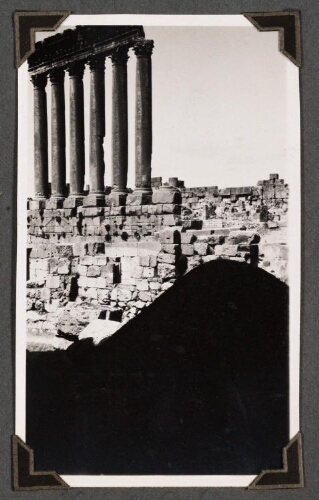 Baalbek : Les colonnes du temple de Jupiter. Vue prise du temple de Bacchus