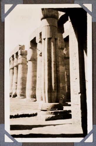 Cour de Ramsès II : vue prise de la chapelle de Thoutmès III