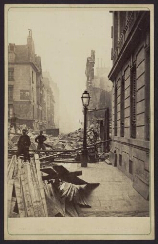 Paris : Rue de Lille, vue prise de la rue de Beaune (Après les bombardements de 1870)