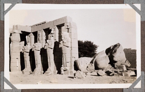 Le Ramesséum : entre la 1ère et la 2ème cour. Piliers Osiris et colosse de Ramsès II