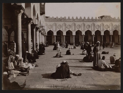 1371. Cour et colonnade de la mosquée El-Azhar, avec étudiants