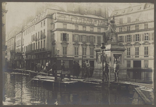[Paris : Inondations de 1910. Place du Palais Bourbon]