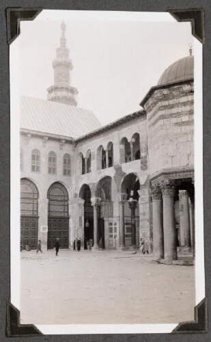Damas : Dans la cour de la mosquée des Omeyyades. Vue prise de l'angle Sud-Est, vers la porte d'éntrée