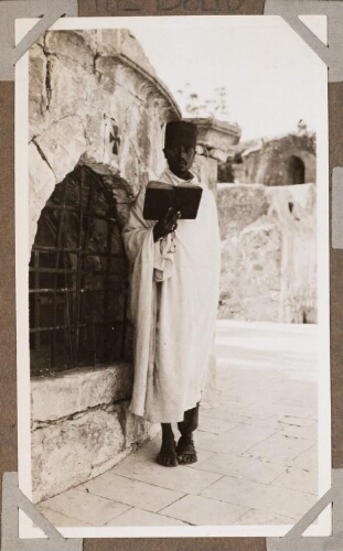 Jérusalem : un moine copte près de la coupole de la chapelle Ste Hélène