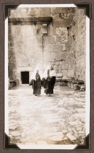 Bethléem : Femmes sortant de la basilique