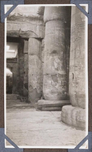 Abydos : Les deux salles hypostyles : vue prise de la porte d'entrée
