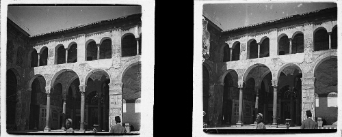 8 - Damas. Cour de la mosquée, angle Sud-Ouest