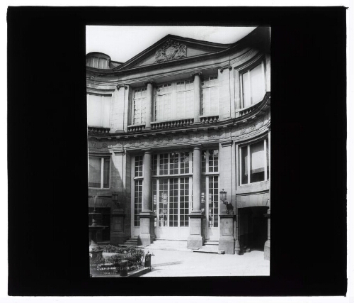 Paris. Hôtel Lambert, Rue Saint-Louis en l'Isle, 9. Façade sur la cour (1892) (4535)