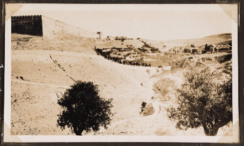 Jérusalem : Ligne des fortifications Est. Vallée du Cédron Sud-Nord. Vue prise de Siloé