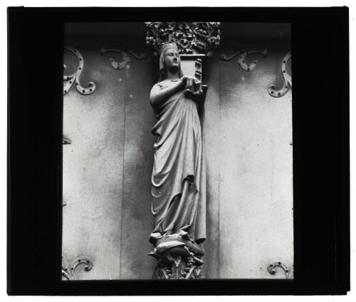 Paris : Notre-Dame, la vierge du cloître (au trumeau duportail côté N.).
