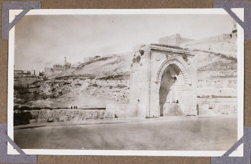 Jérusalem : Fontaine sur la route de Bethléem et murs Ouest