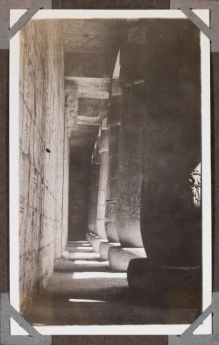 Medinet Habou : temple de Ramsès III. Sous la colonnade Nord-Ouest, entre la 2ème rangée de colonnes et le mur. Direction Nord-Est