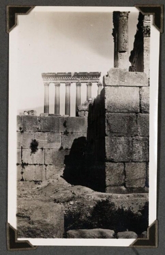 Baalbek : Les six colonnes du temple de Jupiter Héliopolitain. Au premier plan, le temple de Bacchus