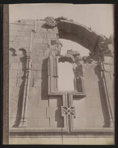 15917. [Amagu. Fenêtre supérieure du flanc Sud de l’église mausolée Sainte-Mère-de-Dieu]. 72