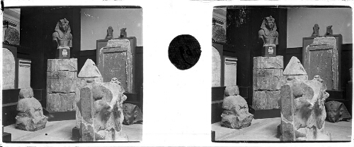 69 - Musée du Caire : [Salle avec le buste en granit gris du roi Menephtah (XIXe dynastie). Thèbes]