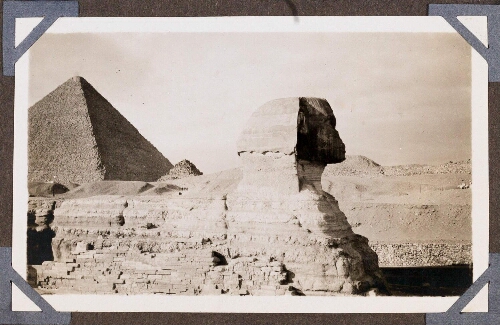 Le sphinx : vue prise du Sud. A l'arrière-plan : pyramide de Khéops