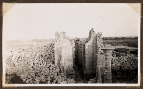 Karnak : Ruines du temple d'Amon. Vue prise du pylône I, direction Sud-Est