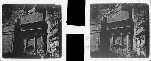 56 - 19-21 mai : Pétra. Tombe à escalier, corniche égyptienne, façade quatre colonnes, porte fronton triangulaire