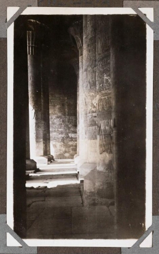 Temple d'Edfou. Entre les deux rangées de colonnes intérieures du vestibule. Direction Ouest