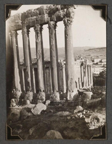 Baalbek : Les colonnes du temple de Jupiter et le temple de Bacchus. Direction Sud-Est