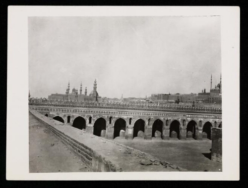 [Le Caire : cour de la mosquée Ibn Touloun avec en arrière-plan la mosquée du sultan Hassan et la citadelle]
