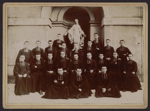 Groupe de jeunes prêtres