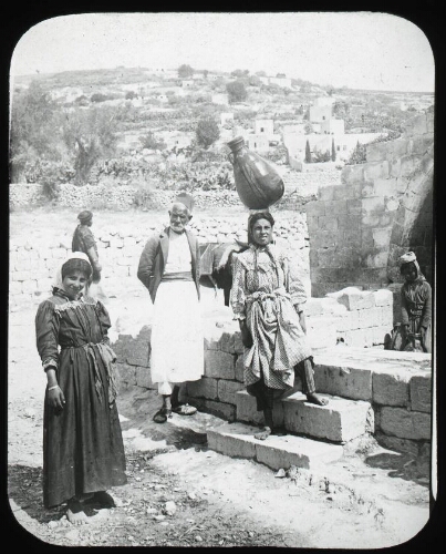 [Galilée]. Nazareth. Femmes près de la fontaine