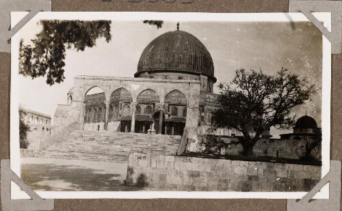 Jérusalem : La mosquée d'Omar, vue du porche d'El Aksa. Vue prise du Sud-Sud-Est