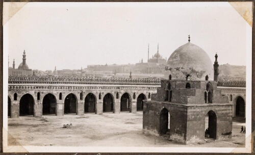 Le Caire : Cour de la mosquée Touloum. Au fond la citadelle