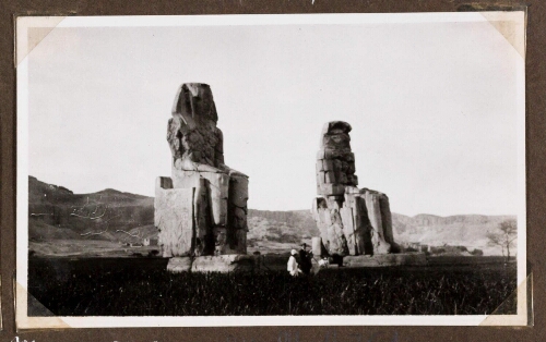 Les colosses de Memnon vus du Sud-Ouest