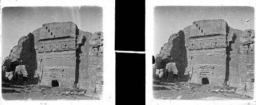 55 - 19-21 mai : Pétra. Tombe à escalier, corniche égyptienne avec grande moulure supportant quatre chapiteaux et boucliers, porte fronton triangulaire