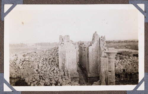 Karnak : Ruines du temple d'Amon. Vue prise du pylône I, direction Sud-Est