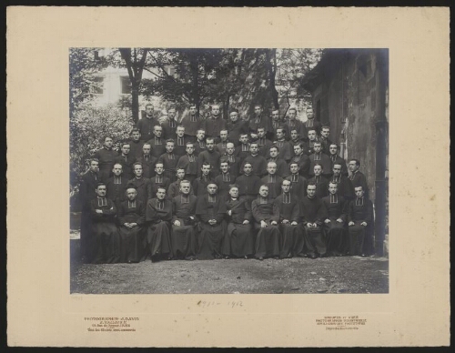 [Promotion 1911-1912 de l’école des Carmes autour de Mgr. Baudrillart]