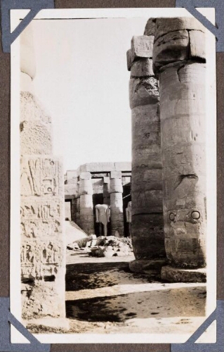 Temple de Louqsor. Cour de Ramsès II, vue du dehors à l'Ouest
