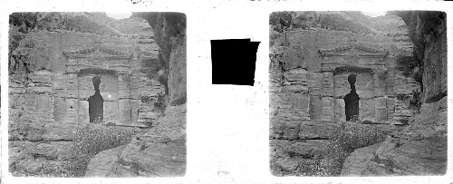 58 - 19-21 mai : Pétra. Tombe à escalier, fronton triangulaire à deux pilastres et deux colonnes engagées, porte accotée d'animaux