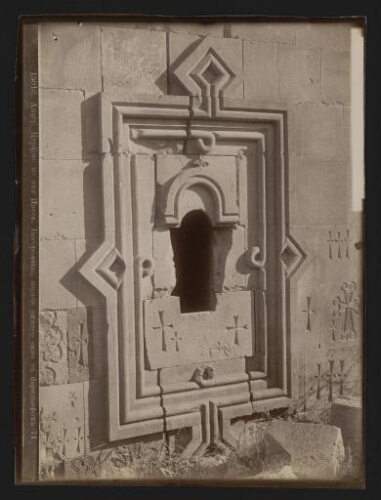 15916. [Amagu. Fenêtre inférieure du flanc Sud de l’église mausolée Sainte-Mère-de-Dieu]. 71