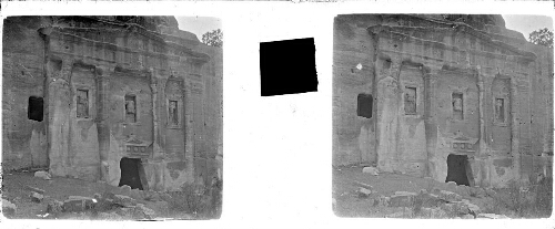61 - 19-21 mai : Pétra. Tombeau des Soldats, fronton triangulaire, façade à deux pilastres et quatre colonnes engagées, quatre niches avec statue