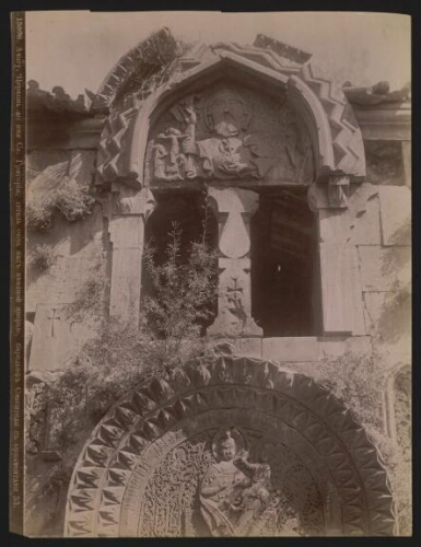 15898. [Amagu. Deux tympans superposés de la façade occidentale du jamatoun]. 53