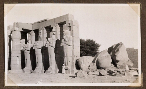 Le Ramesséum : Entre la 1ère et la 2ème cour. Colosse de Ramsès II