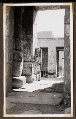 Medinet Habou : temple de Ramsès III. Vue de la 2e cour prise de la salle hypostyle
